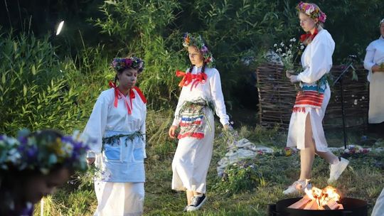 Noc Świętojańska w gminie Hańsk. Widowisko obrzędowe i puszczanie wianków [GALERIA ZDJĘĆ]