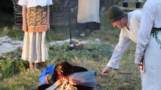 Noc Świętojańska w gminie Hańsk. Widowisko obrzędowe i puszczanie wianków [GALERIA ZDJĘĆ]