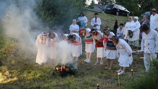 Noc Świętojańska w gminie Hańsk. Widowisko obrzędowe i puszczanie wianków [GALERIA ZDJĘĆ]
