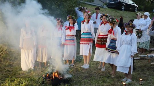 Noc Świętojańska w gminie Hańsk. Widowisko obrzędowe i puszczanie wianków [GALERIA ZDJĘĆ]