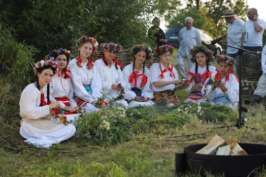 Noc Świętojańska w gminie Hańsk. Widowisko obrzędowe i puszczanie wianków [GALERIA ZDJĘĆ]