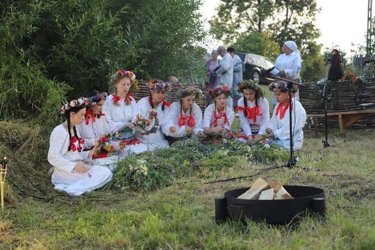 Noc Świętojańska w gminie Hańsk. Widowisko obrzędowe i puszczanie wianków [GALERIA ZDJĘĆ]