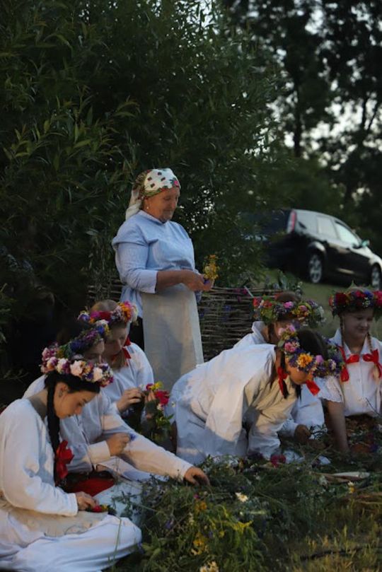 Noc Świętojańska w gminie Hańsk. Widowisko obrzędowe i puszczanie wianków [GALERIA ZDJĘĆ]