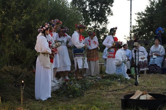 Noc Świętojańska w gminie Hańsk. Widowisko obrzędowe i puszczanie wianków [GALERIA ZDJĘĆ]