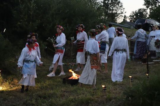 Noc Świętojańska w gminie Hańsk. Widowisko obrzędowe i puszczanie wianków [GALERIA ZDJĘĆ]