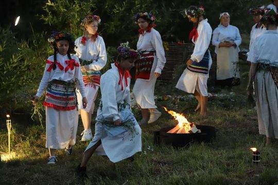 Noc Świętojańska w gminie Hańsk. Widowisko obrzędowe i puszczanie wianków [GALERIA ZDJĘĆ]