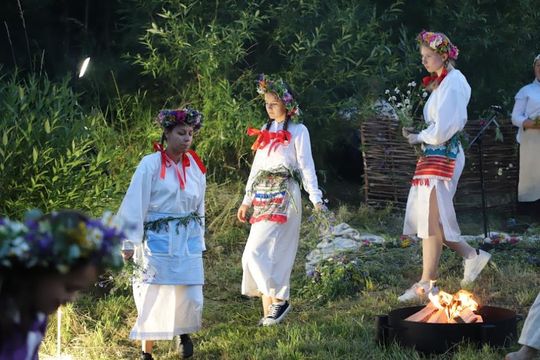 Noc Świętojańska w gminie Hańsk. Widowisko obrzędowe i puszczanie wianków [GALERIA ZDJĘĆ]