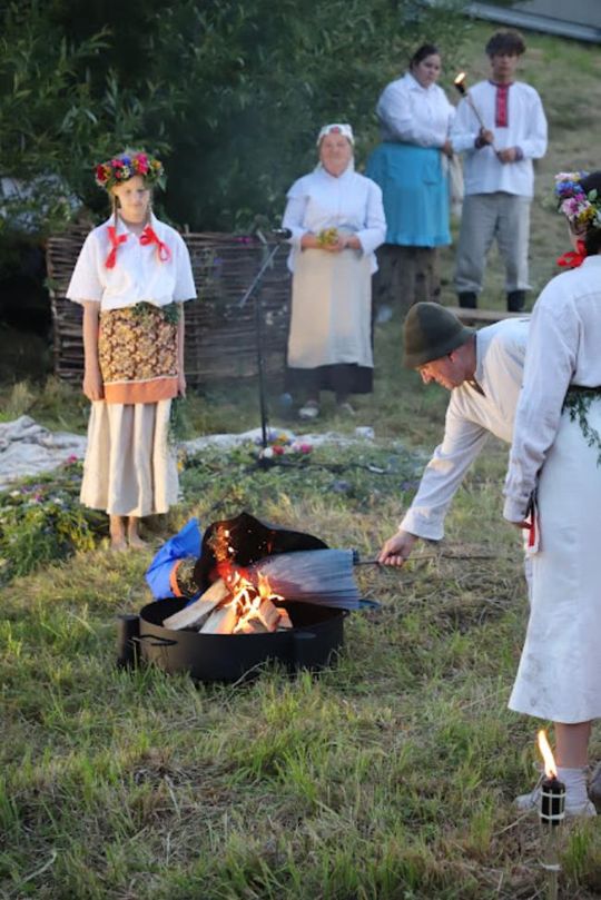 Noc Świętojańska w gminie Hańsk. Widowisko obrzędowe i puszczanie wianków [GALERIA ZDJĘĆ]