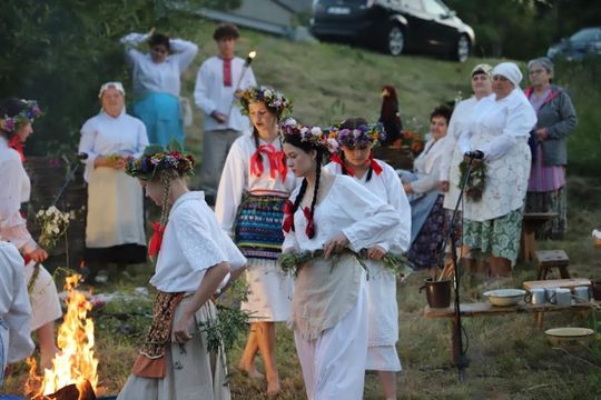 Noc Świętojańska w gminie Hańsk. Widowisko obrzędowe i puszczanie wianków [GALERIA ZDJĘĆ]