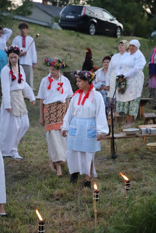 Noc Świętojańska w gminie Hańsk. Widowisko obrzędowe i puszczanie wianków [GALERIA ZDJĘĆ]