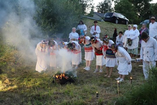 Noc Świętojańska w gminie Hańsk. Widowisko obrzędowe i puszczanie wianków [GALERIA ZDJĘĆ]