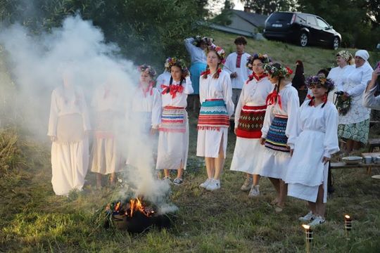 Noc Świętojańska w gminie Hańsk. Widowisko obrzędowe i puszczanie wianków [GALERIA ZDJĘĆ]