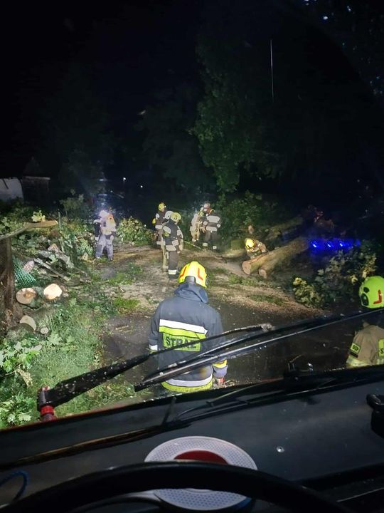 Krajobraz po burzy. Nawałnica przewracała drzewa, zrywała dachy [GALERIA ZDJĘĆ]