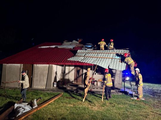 Krajobraz po burzy. Nawałnica przewracała drzewa, zrywała dachy [GALERIA ZDJĘĆ]