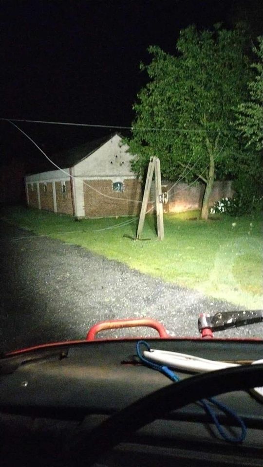 Krajobraz po burzy. Nawałnica przewracała drzewa, zrywała dachy [GALERIA ZDJĘĆ]