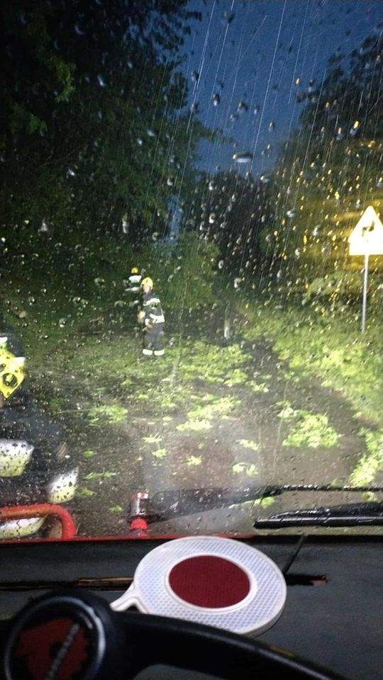 Krajobraz po burzy. Nawałnica przewracała drzewa, zrywała dachy [GALERIA ZDJĘĆ]