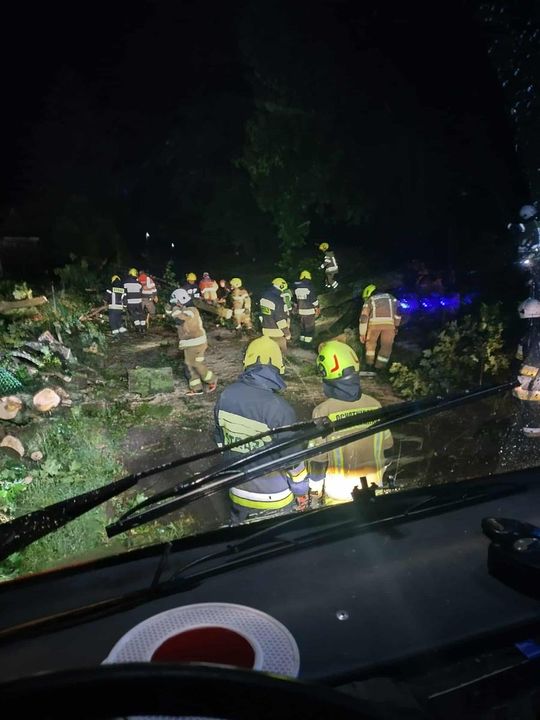 Krajobraz po burzy. Nawałnica przewracała drzewa, zrywała dachy [GALERIA ZDJĘĆ]