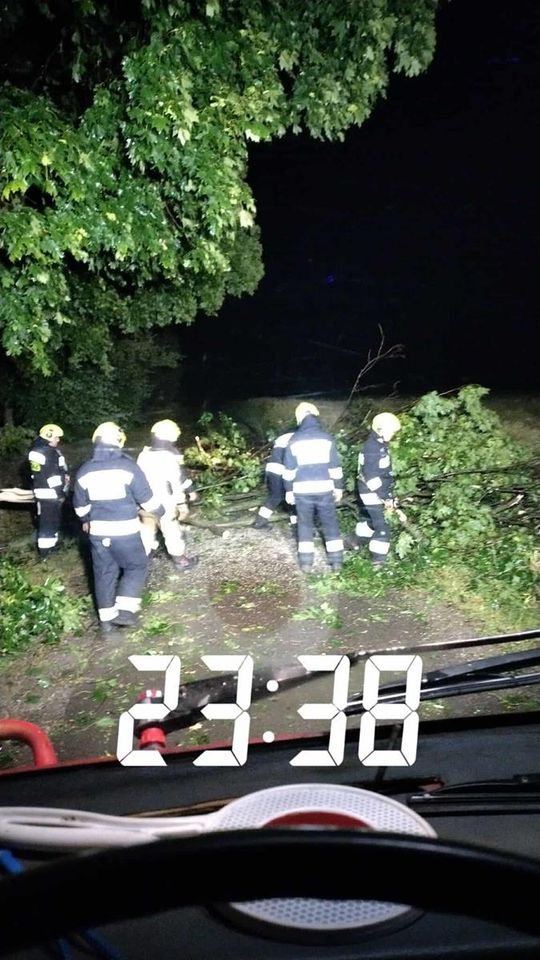 Krajobraz po burzy. Nawałnica przewracała drzewa, zrywała dachy [GALERIA ZDJĘĆ]