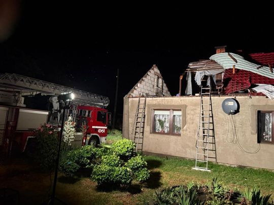 Krajobraz po burzy. Nawałnica przewracała drzewa, zrywała dachy [GALERIA ZDJĘĆ]