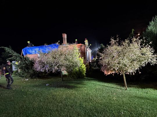 Krajobraz po burzy. Nawałnica przewracała drzewa, zrywała dachy [GALERIA ZDJĘĆ]