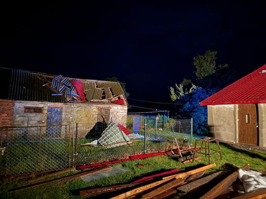 Krajobraz po burzy. Nawałnica przewracała drzewa, zrywała dachy [GALERIA ZDJĘĆ]