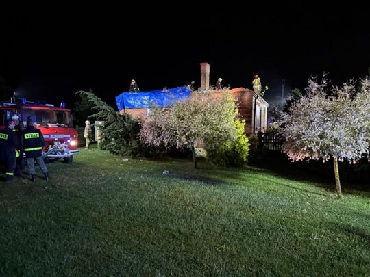 Krajobraz po burzy. Nawałnica przewracała drzewa, zrywała dachy [GALERIA ZDJĘĆ]