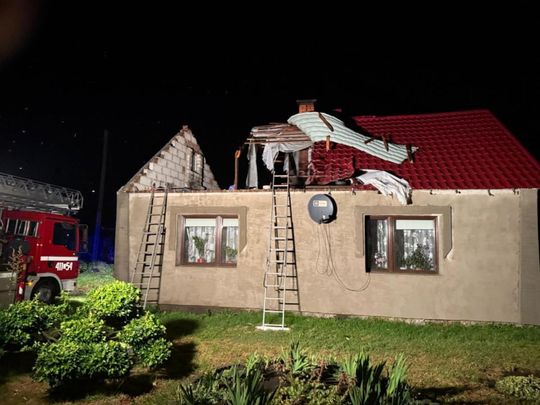 Krajobraz po burzy. Nawałnica przewracała drzewa, zrywała dachy [GALERIA ZDJĘĆ]