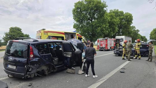 Zderzenie dwóch pojazdów w Zakręciu – jedna osoba ranna, utrudnienia na DK-17 [ZDJĘCIA]