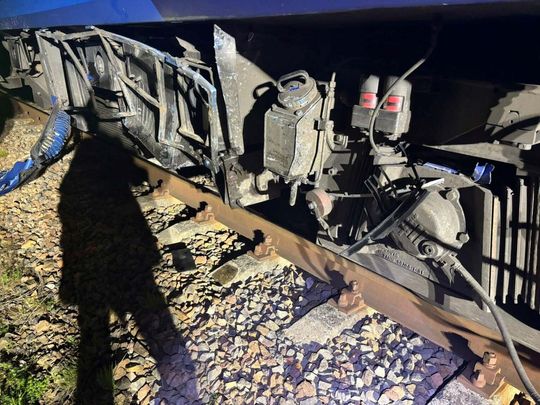 Wypadek na przejeździe kolejowym. 3 osoby ranne po zderzeniu z szynobusem [ZDJĘCIA]