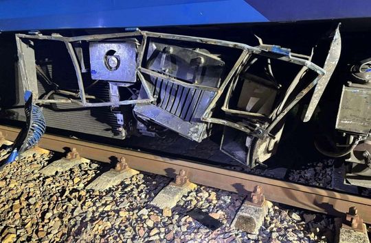 Wypadek na przejeździe kolejowym. 3 osoby ranne po zderzeniu z szynobusem [ZDJĘCIA]