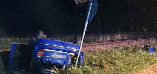 Wypadek na przejeździe kolejowym. 3 osoby ranne po zderzeniu z szynobusem [ZDJĘCIA]