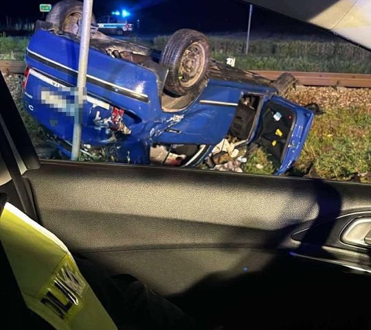 Wypadek na przejeździe kolejowym. 3 osoby ranne po zderzeniu z szynobusem [ZDJĘCIA]