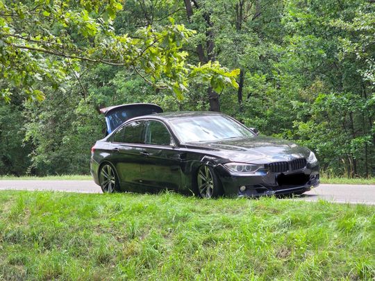 Mężczyzna na wózku inwalidzkim, potrącony przez bmw, trafił do szpitala [ZDJĘCIA]