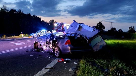 BMW zderzyło się z ciężarówką na DK2. Nie żyje jedna osoba, trzy w szpitalu [WIDEO, ZDJĘCIA]