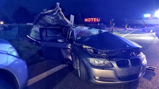 BMW zderzyło się z ciężarówką na DK2. Nie żyje jedna osoba, trzy w szpitalu [WIDEO, ZDJĘCIA]
