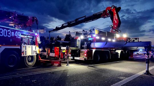BMW zderzyło się z ciężarówką na DK2. Nie żyje jedna osoba, trzy w szpitalu [WIDEO, ZDJĘCIA]