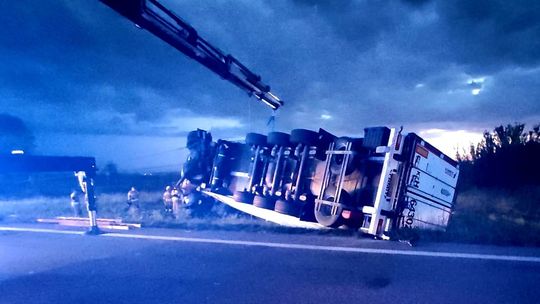 BMW zderzyło się z ciężarówką na DK2. Nie żyje jedna osoba, trzy w szpitalu [WIDEO, ZDJĘCIA]