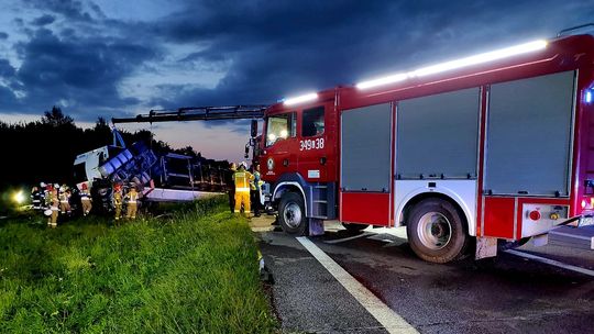 BMW zderzyło się z ciężarówką na DK2. Nie żyje jedna osoba, trzy w szpitalu [WIDEO, ZDJĘCIA]