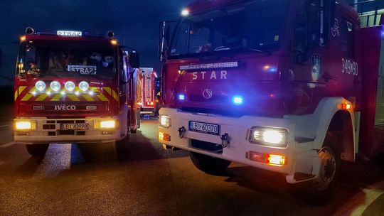 BMW zderzyło się z ciężarówką na DK2. Nie żyje jedna osoba, trzy w szpitalu [WIDEO, ZDJĘCIA]