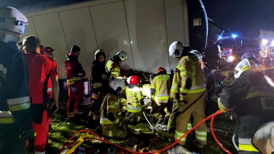 BMW zderzyło się z ciężarówką na DK2. Nie żyje jedna osoba, trzy w szpitalu [WIDEO, ZDJĘCIA]