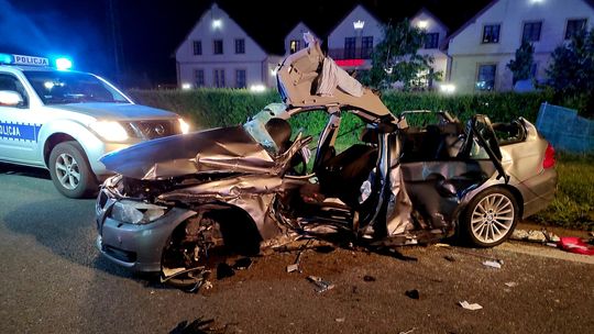 BMW zderzyło się z ciężarówką na DK2. Nie żyje jedna osoba, trzy w szpitalu [WIDEO, ZDJĘCIA]