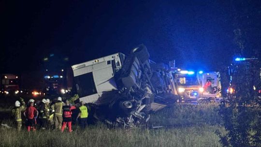 BMW zderzyło się z ciężarówką na DK2. Nie żyje jedna osoba, trzy w szpitalu [WIDEO, ZDJĘCIA]