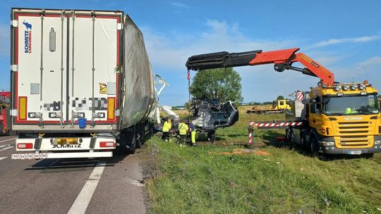 BMW zderzyło się z ciężarówką na DK2. Nie żyje jedna osoba, trzy w szpitalu [WIDEO, ZDJĘCIA]