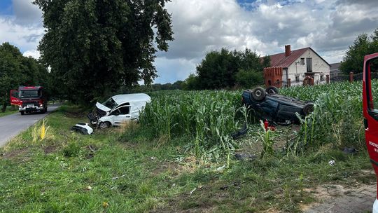 Jedno auto dachowało, drugie uderzyło w drzewo. Pięć osób rannych, w tym 8-letnie dziecko [ZDJĘCIA]