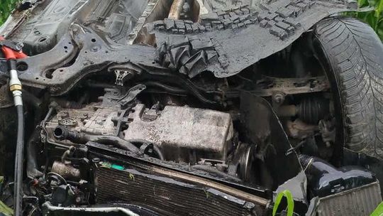 Jedno auto dachowało, drugie uderzyło w drzewo. Pięć osób rannych, w tym 8-letnie dziecko [ZDJĘCIA]