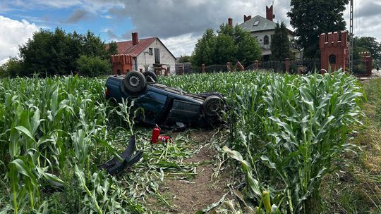 Jedno auto dachowało, drugie uderzyło w drzewo. Pięć osób rannych, w tym 8-letnie dziecko [ZDJĘCIA]