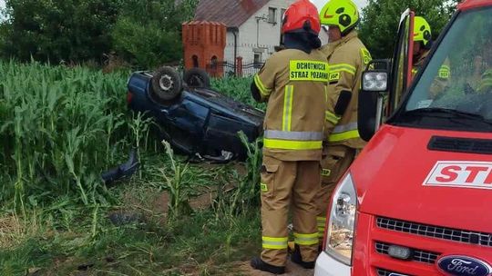 Jedno auto dachowało, drugie uderzyło w drzewo. Pięć osób rannych, w tym 8-letnie dziecko [ZDJĘCIA]