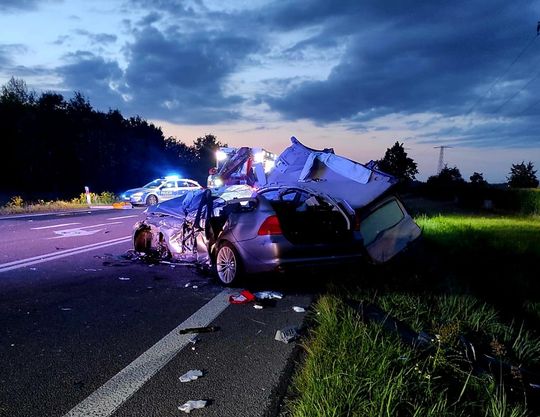 BMW zderzyło się z ciężarówką na DK2. Nie żyje jedna osoba, trzy w szpitalu [WIDEO, ZDJĘCIA]