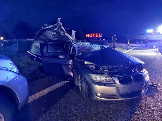 BMW zderzyło się z ciężarówką na DK2. Nie żyje jedna osoba, trzy w szpitalu [WIDEO, ZDJĘCIA]