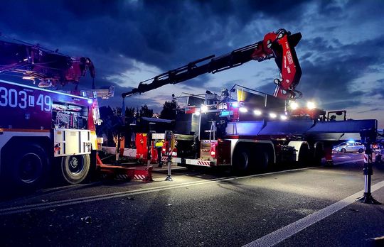 BMW zderzyło się z ciężarówką na DK2. Nie żyje jedna osoba, trzy w szpitalu [WIDEO, ZDJĘCIA]